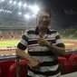 Legenda Selangor FA keturunan Indonesia, Ristamoyo Kassim, menonton laga Liga Premier Malaysia antara Felcra FC melawan PDRM di Stadion Shah Alam, Selangor, Jumat (2/2/2018). Kedua klub bermain imbang 1-1. (Bola.com/Vitalis Yogi Trisna)