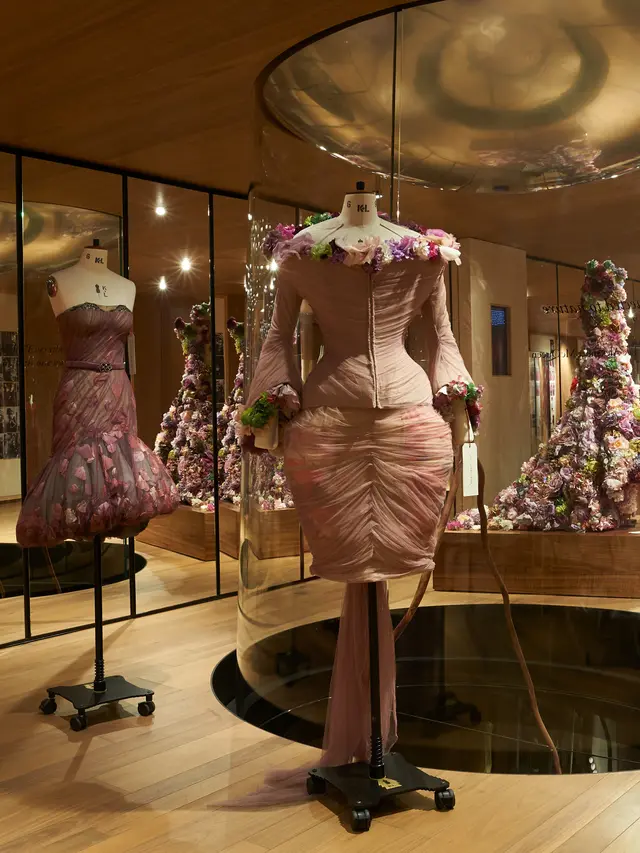 Alexander McQueen Terjemahkan Mawar dalam Instalasi Busana Roses di London