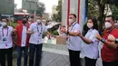Jajaran pengurus PSSI pusat berfoto di depan Monumen Patung Soeratin di Balai Persis, Solo, Senin (19/4/2021) dalam rangkaian peringatan HUT PSSI ke-91. (Bola.com/Vincentius Atmaja)