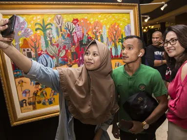 Pemain Timnas Indonesia, Riko Simanjuntak, selfie bersama suporter saat tiba di Hotel Sultan, Jakarta, Selasa (13/11). Indonesia menang 3-1 atas Timor Leste pada laga Piala AFF 2018. (Bola.com/Vitalis Yogi Trisna)