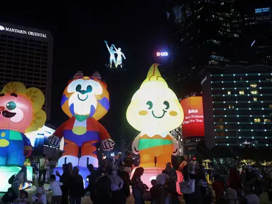Warga menikmati suasana Jakarta Light Festival 2025 di sekitar Bundara Hotel Indonesia, Jakarta, Selasa (23/12/2025). Pemerintah Provinsi DKI Jakarta, melalui Dinas Pariwisata dan Ekonomi Kreatif (Disparekraf), menggelar Jakarta Light Festival edisi Natal 2025. (Kapanlagi.com/Budy Santoso)