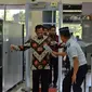 Kapolri Tito Karnavian mengikuti prosedur pemeriksaan di Bandara Sam Ratulangi (foto: istimewa)