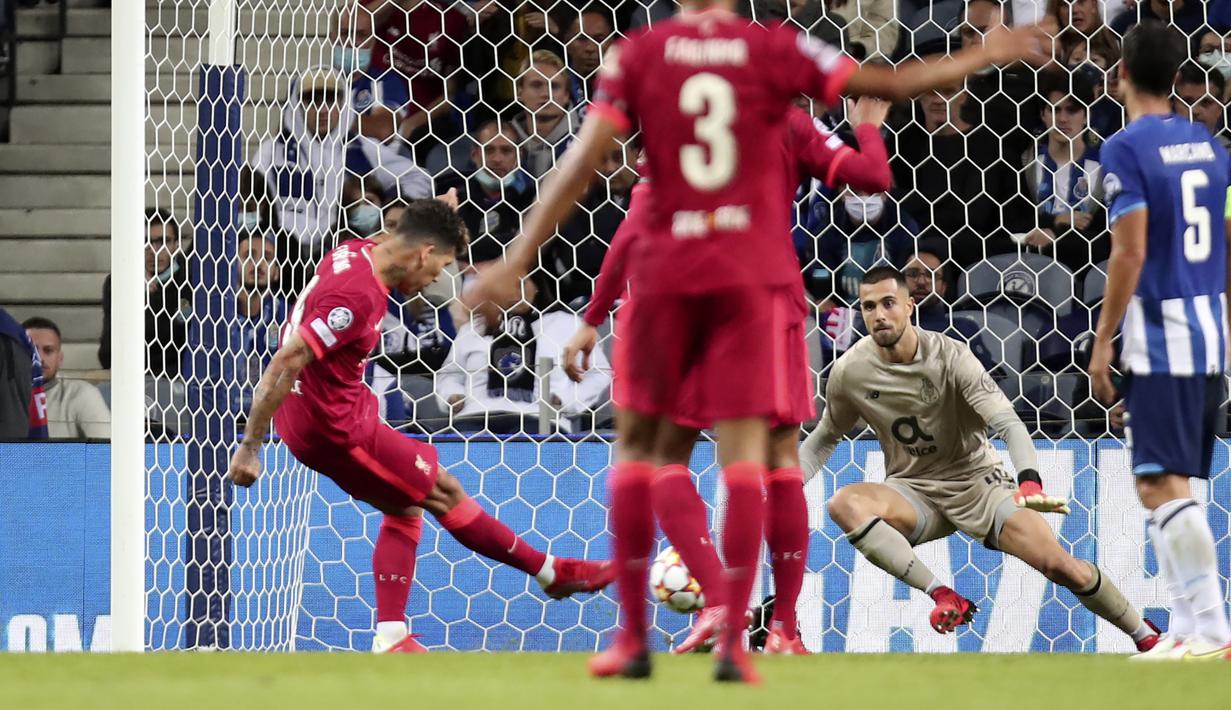 Roberto Firmino kembali mencetak gol pada menit ke-81 unutk membawa Liverpool unggul 5-1. Gol sempat dianulir karena offside, namun akhirnya disahkan usai melihat rekaman VAR. (AP/Luis Vieira)