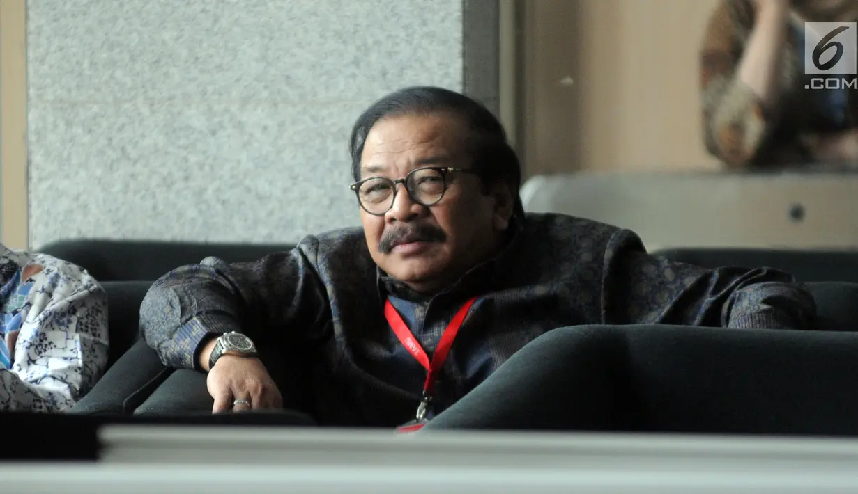 Mantan Gubernur Jawa Timur Soekarwo menunggu pemeriksaan di Gedung KPK, Jakarta, Rabu (28/8/2019). Pria yang akrab disapa Pakde Karwo itu mengaku tahu maksud pemanggilannya tersebut. (merdeka.com/Dwi Narwoko)