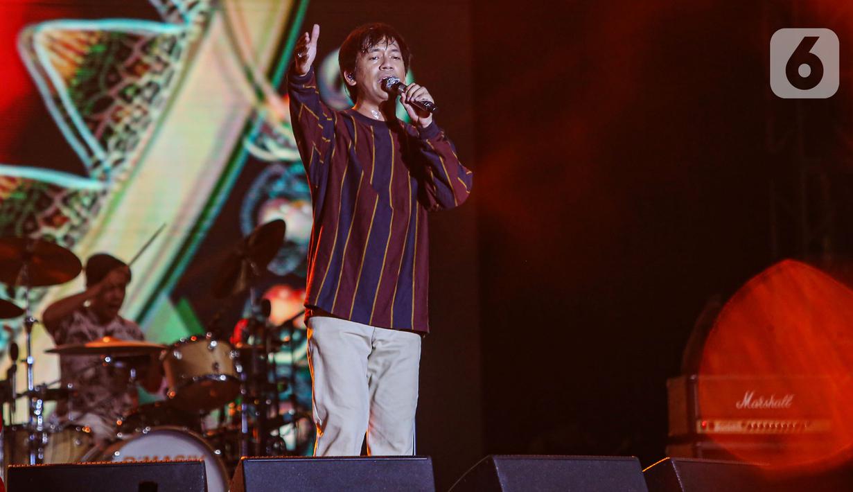 Grup band D'Masiv menghibur penonton Titik Kumpul Festival 2024 di Stadion Madya GBK, Jakarta Pusat, Sabtu (27/4/2024). (Liputan6.com/Angga Yuniar)