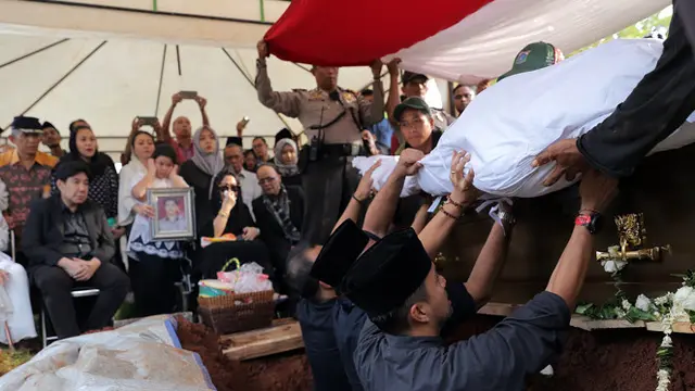 [Bintang] Pemakaman Ayah Anjasmara