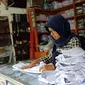 Sejumlah pedagang seragam dan perlengkapan sekolah di sejumlah toko di Kota Bandung mengeluh karena omzet turun jelang tahun ajaran baru 2020/2021 di tengah pandemi Covid-19. (Liputan6.com/Huyogo Simbolon)