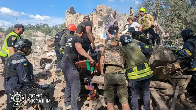 Serangan rudal Rusia di Kota Kryvyi Rih, Ukraina selatan, kampung halaman Presiden Volodymyr Zelenskyy. (Ukraine's state DSNS emergency service)