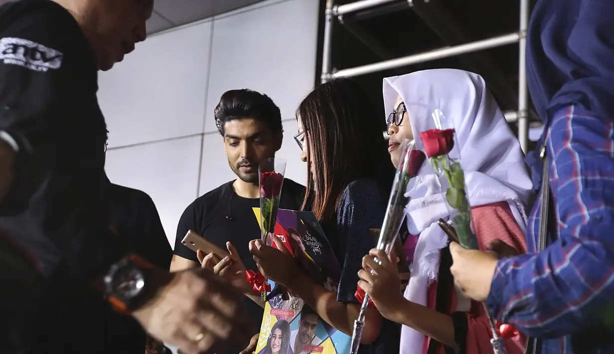 Hadir dalam acara itu bintang serial Mohabbatein yaitu Anita Hassandani, Aly Goli, dan Aditi Bhatia. Lalu ada pemeran Punar Vivah yaitu Gurmeet Choudhary dan pemain serial Mahaputra, Faisal Khan. (Bambang E. Ros/Bintang.com)