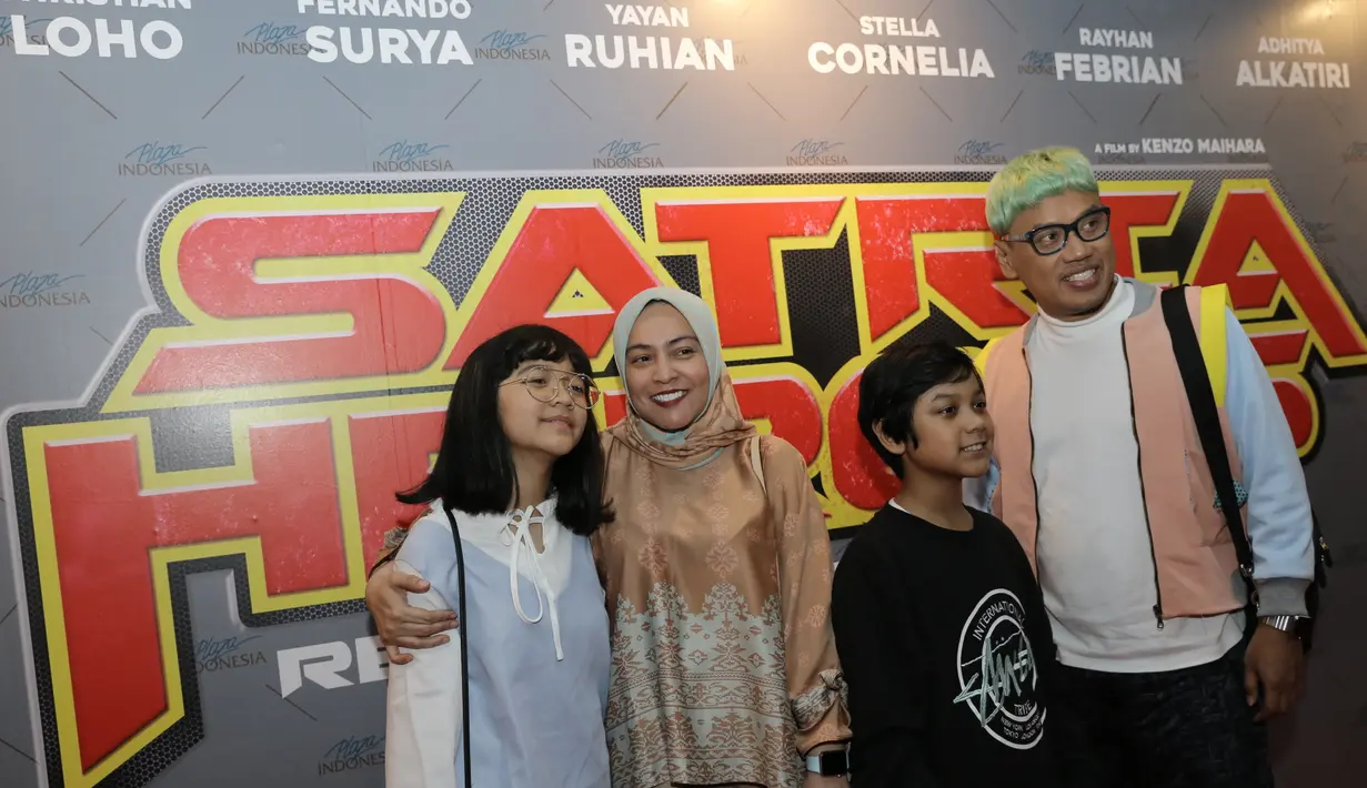 "Kemarin sempat shock, nangis-nangis hingga dua hari tidak masuk sekolah," ujar Uya Kuya didampingi anak istri usai menonton film Satria Heroes: Revenge of Darkness di Plaza Indonesia XXI, Jakarta, Kamis (27/4/2017). (Galih W. Satria/Bintang.com)