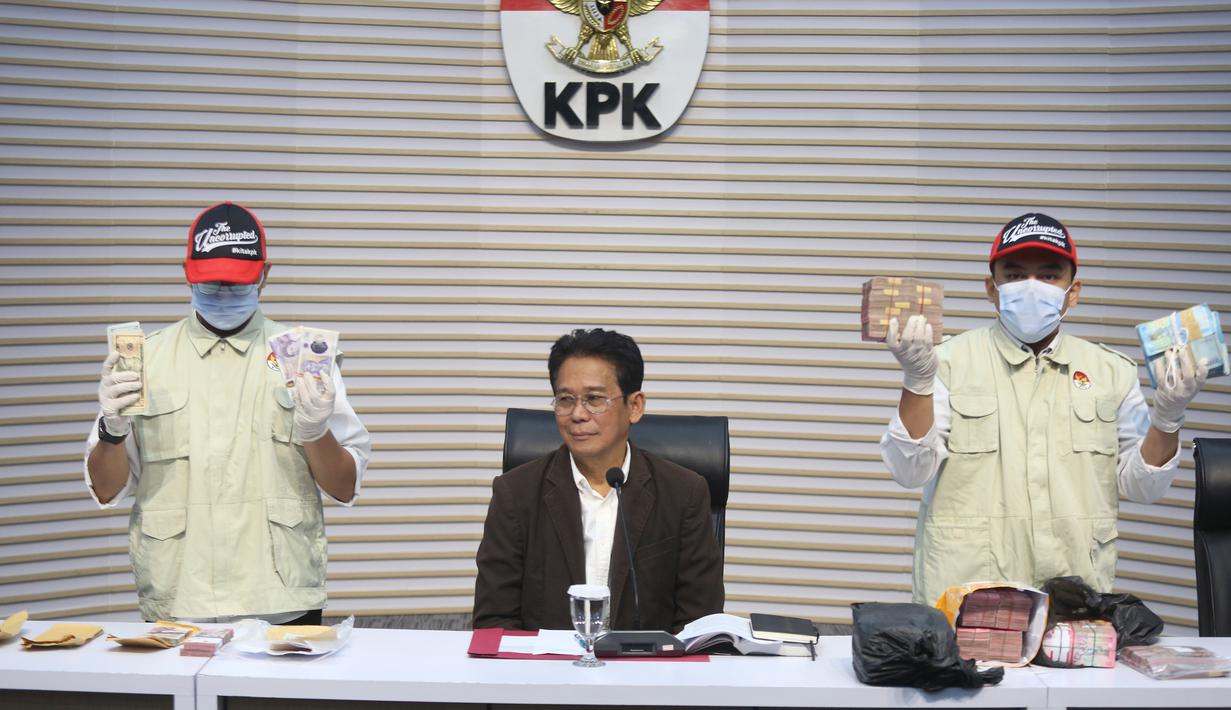 Wakil Ketua Komisi Pemberantasan Korupsi (KPK), Johanis Tanak (tengah) bersama petugas menunjukkan barang bukti penangkapan dan penahanan Gubernur Riau Abdul Wahid di Gedung Merah Putih Komisi Pemberantasan Korupsi (KPK), Jakarta, Rabu (5/11/2025). Dalam OTT tersebut, KPK menyita uang senilai total Rp 1,6 miliar yang terdiri dari pecahan rupiah, dolar Amerika Serikat, dan Poundsterling. (merdeka.com/Arie Basuki)