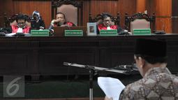 Majelis hakim menyimak pembacaan pledoi Fuad Amin Imron di Pengadilan Tipikor, Jakarta, Kamis (8/10/2015). Dalam pledoinya Fuad Amin meminta hakim mengadili seadil adilnya. (Liputan6.com/Andrian M Tunay)