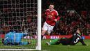 Wayne Rooney saat mencetak gol ketiga Manchester United ke gawang Stoke City dalam lanjutan Liga Inggris di Stadion Old Trafford, Manchester, Rabu (3/2/2016) dini hari WIB. (AFP/Paul Ellis)