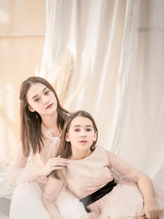 6 Pemotretan Sandrinna Michelle dengan Esta Pramanita yang Dianggap Kakak Adik