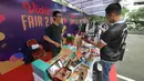 Pengunjung melihat-lihat jajanan dan barang-barang menarik di area Market Place pada acara Vidio Fair 2.0 di Mall Gandaria City, Jakarta, Sabtu (3/11). Vidio Fair 2.0 kali ini mengambil tema One Stop Event You Can Get. (Liputan6.com/Herman Zakharia)