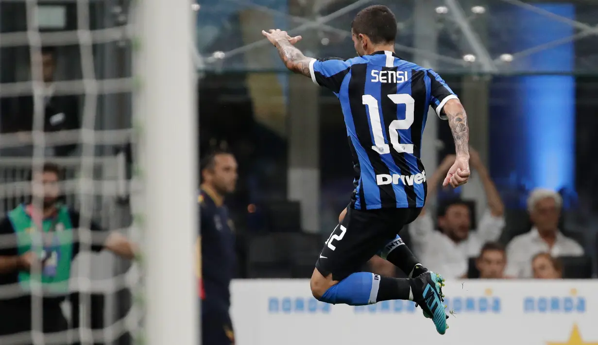 Gelandang Inter Milan Stefano Sensi, berselebrasi setelah mencetak gol ke gawang Lecce pada laga pertama Serie A 2019/2020 di Stadio Giuseppe Meazza, Senin (26/8/2019). Inter Milan menang 4-0 saat menjamu tim promosi Lecce. (AP Photo/Luca Bruno)