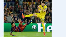 Pemain Barcelona, Neymar (kiri) berebut bola dengan pemain BATE Borisov, Filip Mladenovic, dalam laga Grup E Liga Champions yang berlangsung di Stadion Camp Nou, Barcelona, Kamis (5/11/2015) dini hari WIB. (AFP Photo/Pau Barrena)