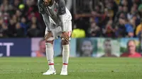 Bek Liverpool, Joe Gomez tertunduk lesu seusai timnya kalah 0-3 dari Barcelona, pada Leg 1 Semifinal Liga Champions 2018-2019, di Estadio Camp Nou, Kamis (2/5/2019) dini hari WIB.  (AFP / Javier Soriano)