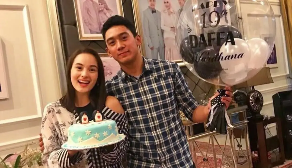 "Di hari spesialmu, aku akan mendedikasikan foto kita yang manis dan tak terlupakan. Selamat ulang tahun untuk belahan jiwaku!" tulis aktris cantik tersebut sebagai keterangan foto. (instagram/daffawardhana)