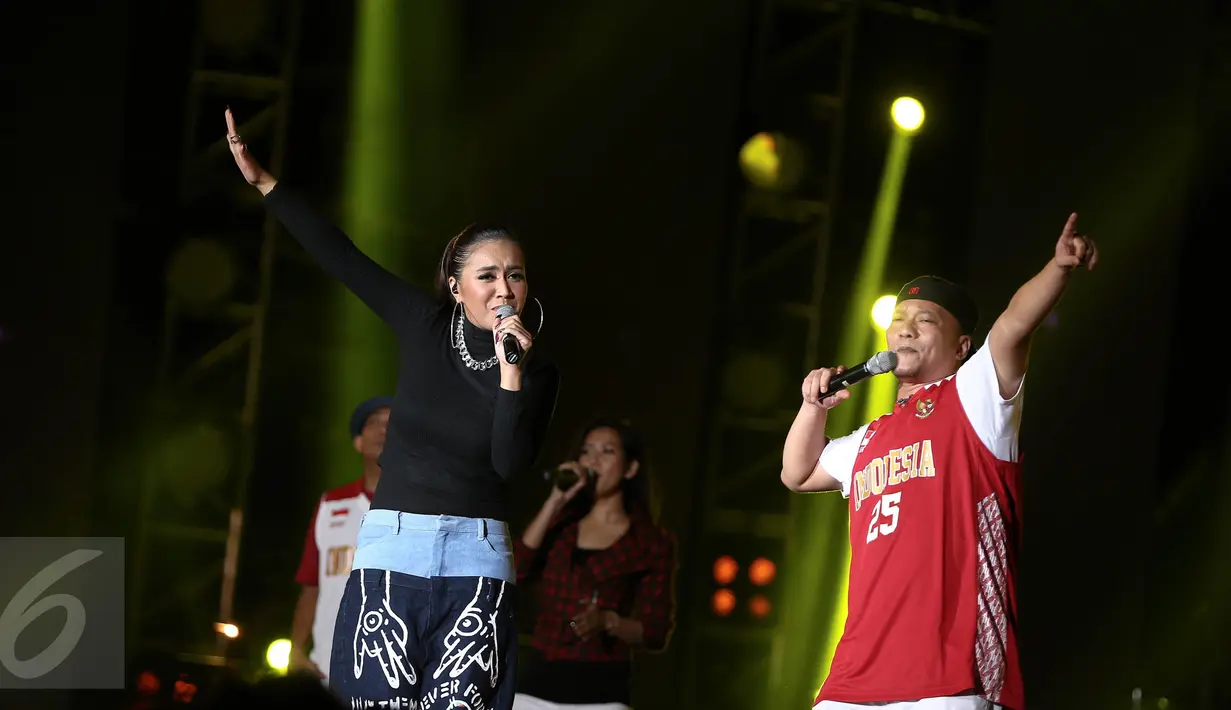 Aksi panggung Iwa K bersama Denada dalam malam Pesta Rakyat Konser Kemerdekaan  di Senayan, Jakarta, Rabu (17/8). Acara konser HUT ke-71 Kemerdekaan RI digelar di lapangan ex Golf Driving Range Senayan. (Liputan6.com/Faizal Fanani