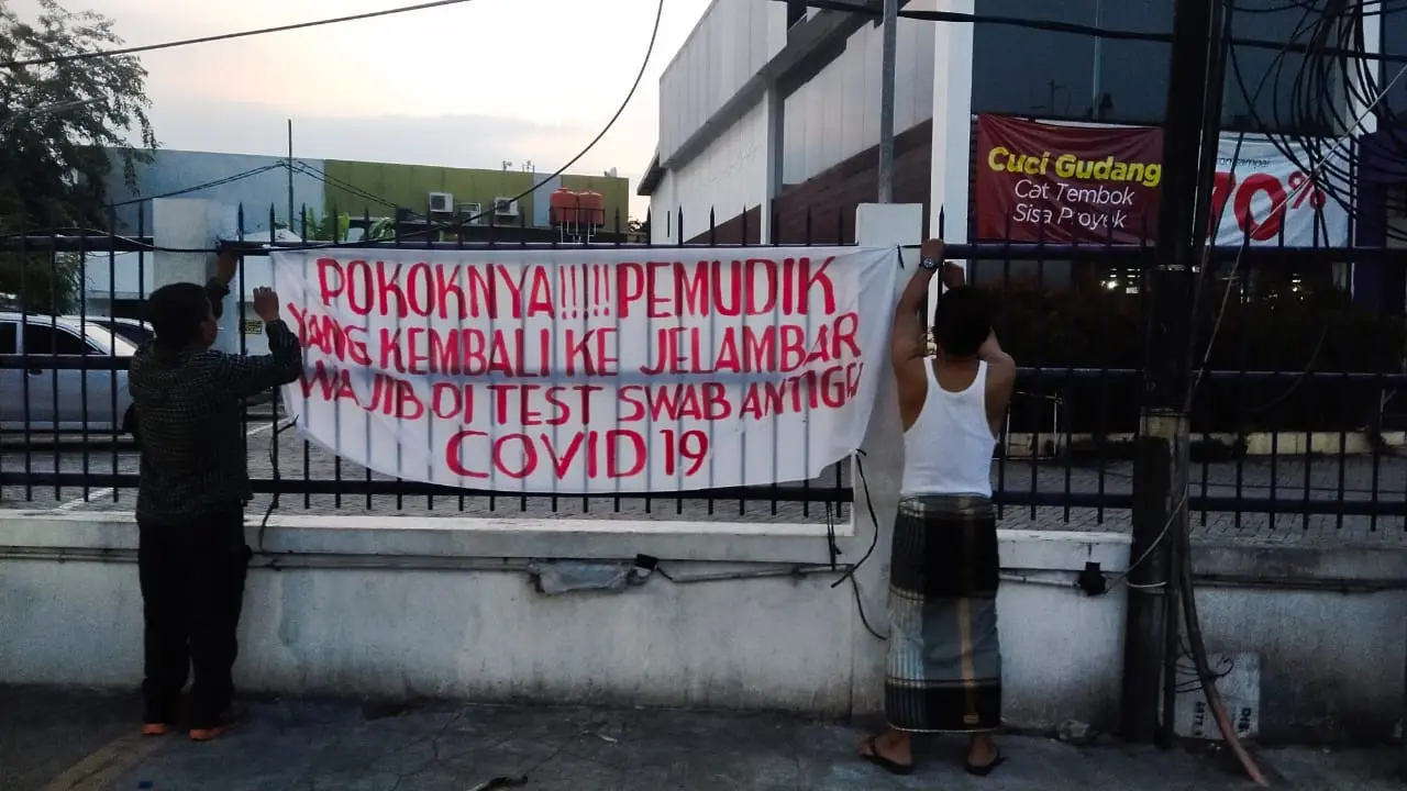 Spanduk pemudik wajib tes swab antigen