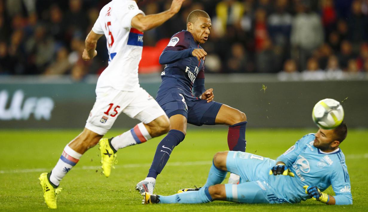 Pemain PSG, Kylian Mbappe (tengah) saat berhadapan dengan kiper Lyon, Anthony Lopez pada lanjutan Ligue 1 Prancis di Parc des Princes stadium, Paris, (17/9/2017). PSG menang 2-0. (AP/Francois Mori)