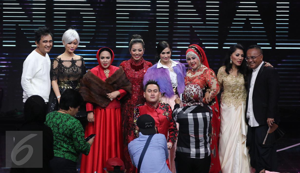 Juri dan komentator berfoto bersama dalam konser grand final D'Academy 3 di studi 5 Indosiar, Jakarta, Jumat (21/05/2016). Konser penentu mahkota juara akan digelar pada 27 Mei 2016. (Liputan6.com/Herman Zakharia)