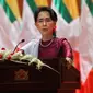 Penasihat Negara Myanmar Aung San Suu Kyi menyampaikan pidato nasional terkait Rohingya di Naypyidaw (19/9). Dalam pidatonya, ia menjelaskan bahwa Pemerintah Myanmar tidak lari dari tanggung jawab. (AFP Photo/Ye Aung Thu)
