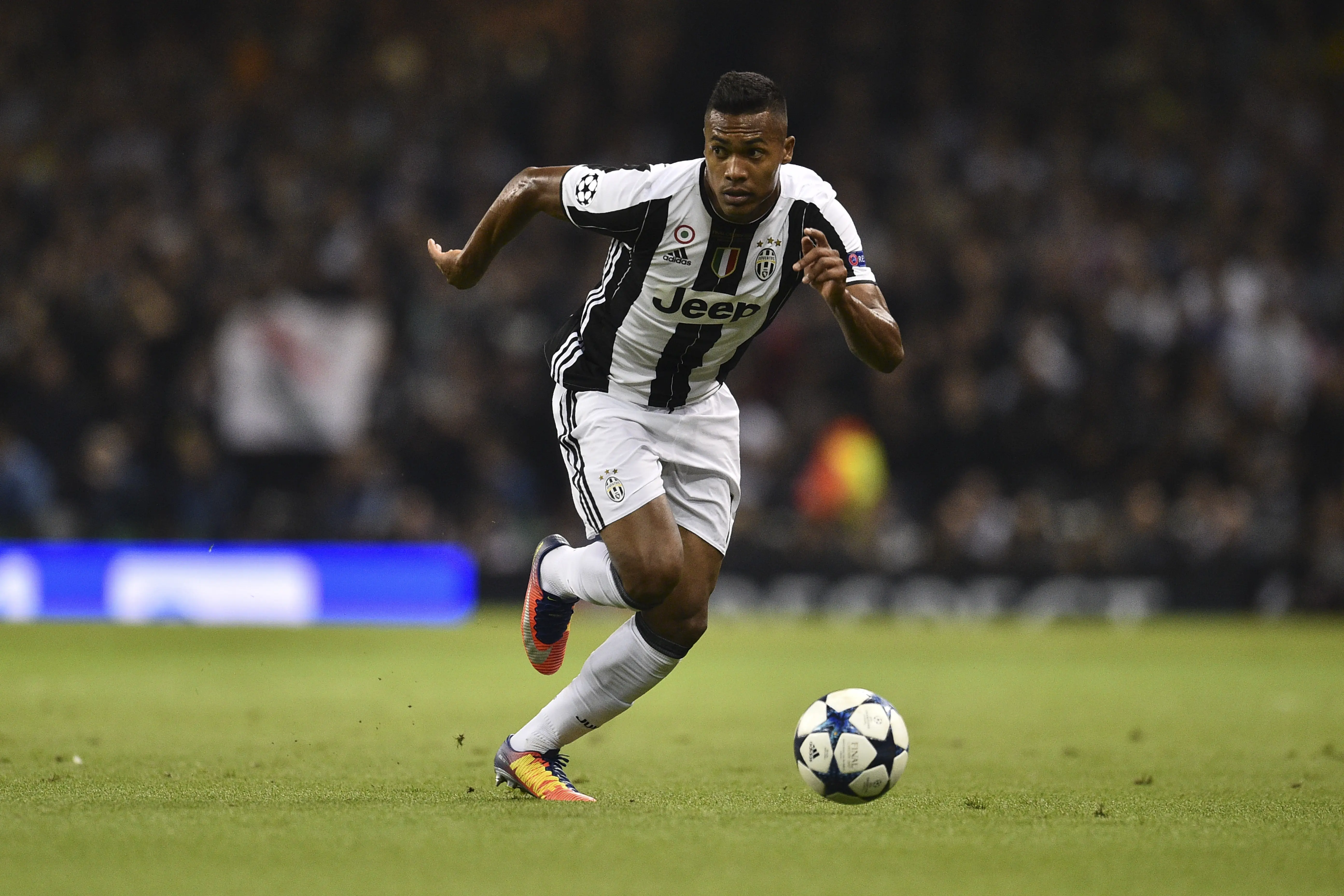 Bek kiri Juventus Alex Sandro. (Glyn KIRK / AFP)