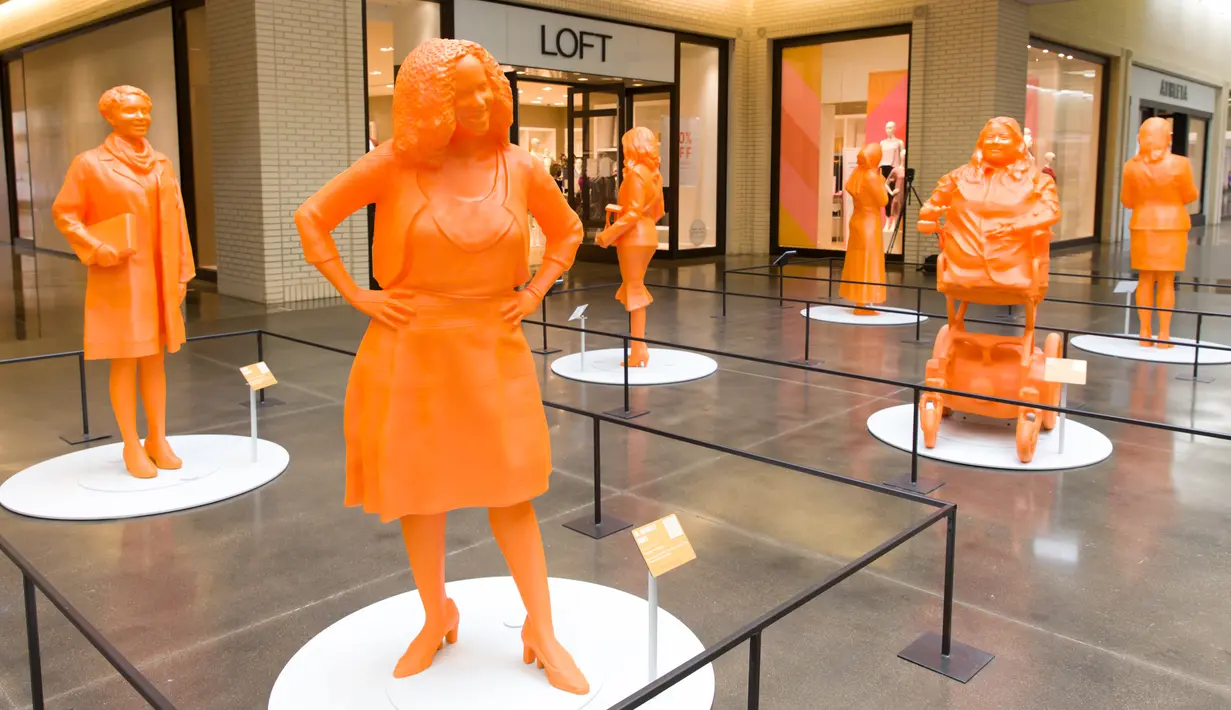 Patung-patung perempuan yang dipamerkan di sebuah pusat perbelanjaan di Dallas, Texas, 15 Oktober 2020. Sepuluh patung hasil cetak 3D dipamerkan baru-baru ini untuk merayakan pencapaian para perempuan di bidang sains, teknologi, teknik, dan matematika (STEM). (Xinhua/Dan Tian)