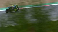 Aksi pebalap andalan Movistar Yamaha MotoGP Team, Valentino Rossi dengan kecepatan penuh pada sesi latihan bebas di Sirkuit Brno, (4/8/2017). Marc Marquez menjadi juara pada balapan tersebut. (AFP/Michal Cizek) 