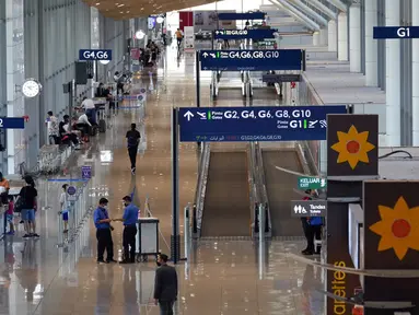 Pelancong menunggu penerbangan di Bandara Internasional Kuala Lumpur, Sepang, Malaysia, Jumat (1/4/2022). Mulai hari ini, Malaysia membuka perbatasannya untuk orang asing dan pelancong yang sudah divaksin COVID-19 lengkap tanpa harus menjalani karantina. (AP Photo/Vincent Thian)