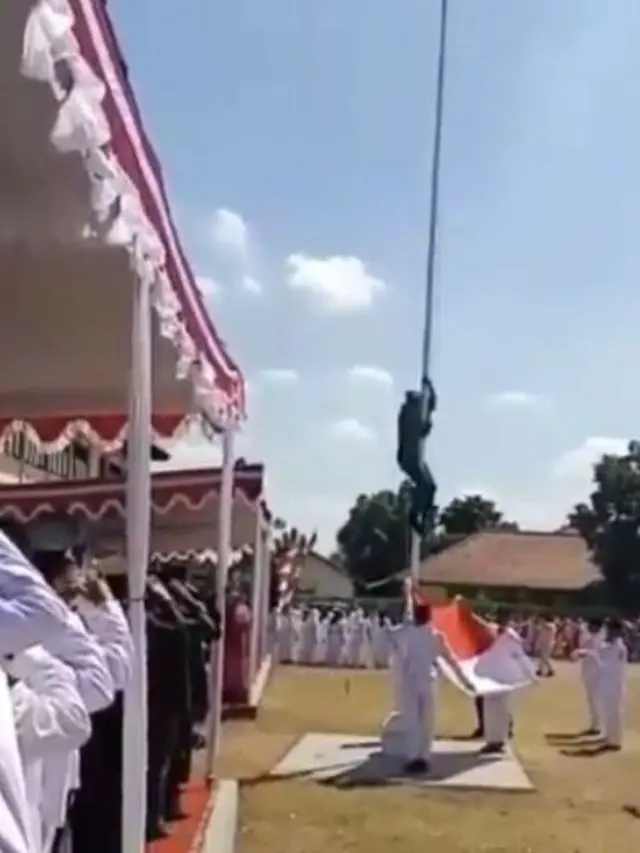 [Bintang]  Anggota TNI Panjat Tiang Demi Bendera Merah Putih