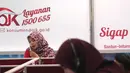 Petugas tengah melakukan pelayanan call center di Kantor Otoritas Jasa Keuangan (OJK), Jakarta. (Liputan6.com/Angga Yuniar)