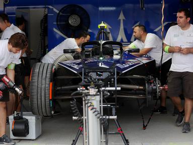 Kru paddock tim Maserati Msg Racing mempersiapkan mobil jelang balapan Formula E di Sirkuit International E-Prix Circuit (JIEC), Ancol, Jakarta, Jumat (02/06/2023). (Bola.com/M Iqbal Ichsan)