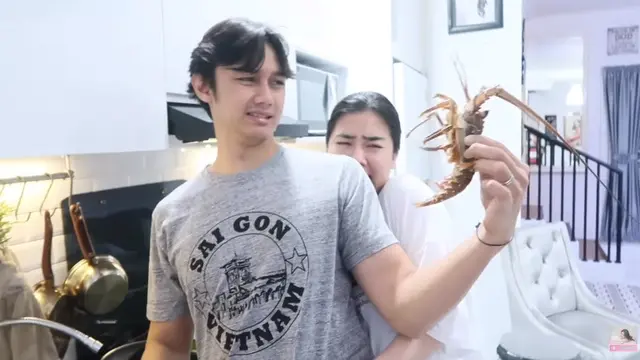 5 Potret Pasangan Artis Masak Bersama Ini Kompak dan Romantis