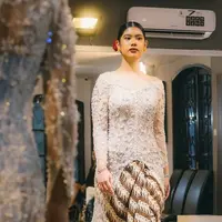 Gaya Anggun Almira Putri AHY dan Annisa Pohan Dibalut Kebaya saat Graduations Sekolah Modelling. [@kimmyjayantischool]