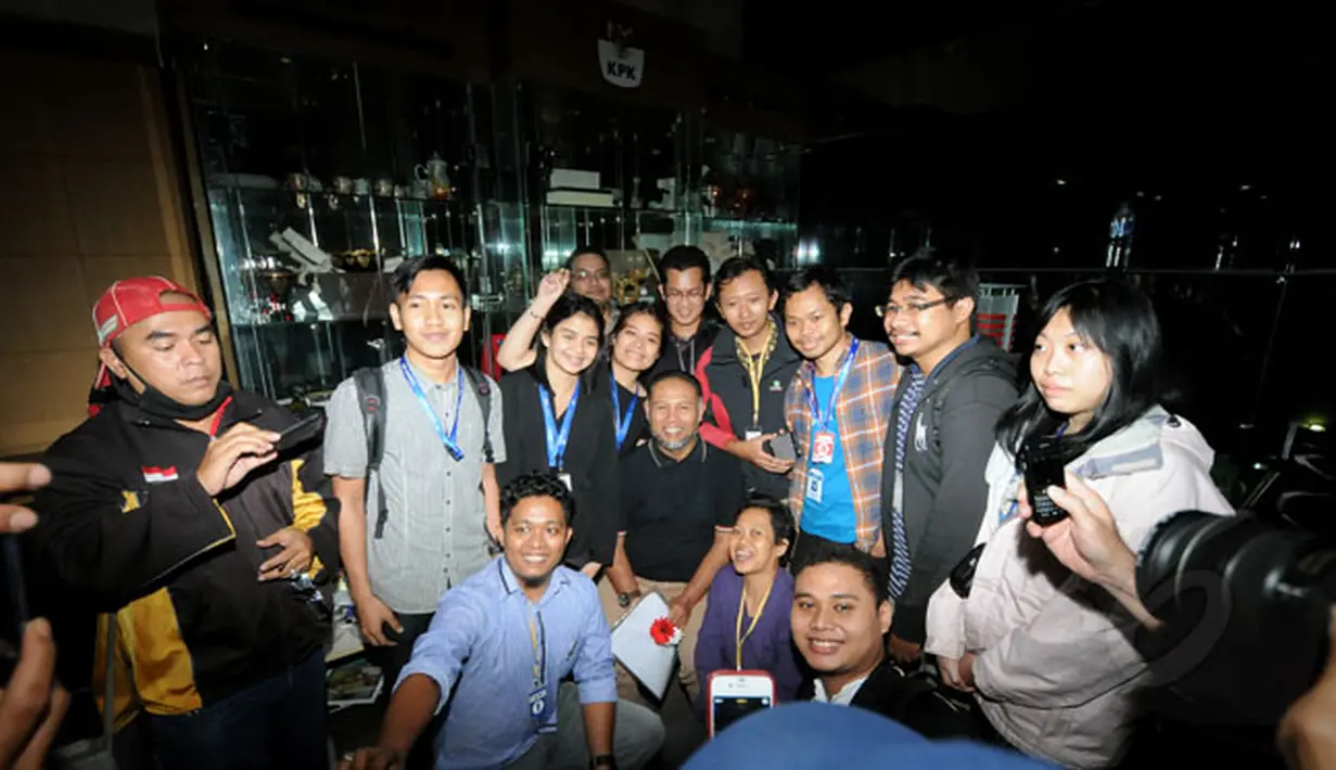 Sejumlah aktivis anti korupsi berfoto bersama dengan Wakil Ketua KPK, Bambang Widjojanto (duduk-tengah) di gedung KPK Jakarta Sabtu dini hari (24/1/2015). (Liputan6.com/Helmi Fithriansyah)