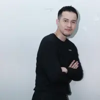 Bintang film dan sinetron Herjunot Ali melebarkan kariernya di dunia musik. Satu single telah diluncurkan berjudul W. Tak menyangka single perdananya mendapat respon positif dari musisi senior. (Nurwahyunan/Bintang.com)