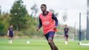 Pemain anyar PSG, Ousmane Dembele, menjalani sesi latihan di Poissy, Senin (14/8/2023). (Twitter/@PSG_English)