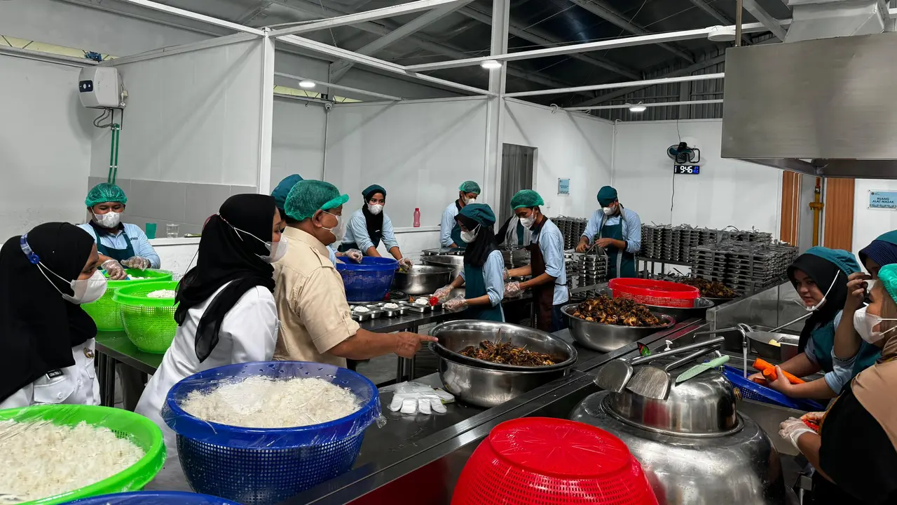Presiden Prabowo Subianto meninjau langsung dapur SPPG untuk melayani program makan bergizi gratis (MBG) di Tanah Sereal, Kota Bogor, Jawa Barat, Senin (10/2/2025).