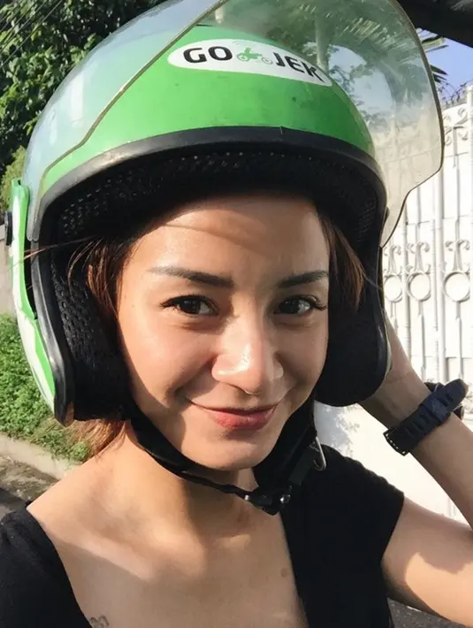 Aktris cantik Kirana Larasati juga sering naik ojek online motor. Ia tak mempermasalahkan naik ojek online motor dan malah lebih cepat dibanding mobil karena tidak macet. Momen Kirana Larasati naik ojol motor ini tuai atensi. (Liputan6.com/IG/kiranalarasati)