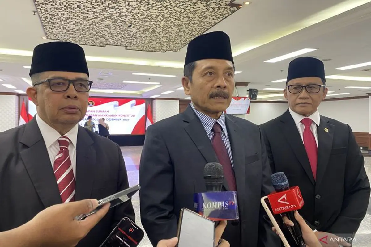 Ketua Majelis Kehormatan Mahkamah Konstitusi I Dewa Gede Palguna (tengah) bersama dua anggota MKMK, Yuliandri (kiri) dan Ridwan Mansyur