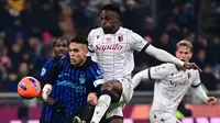 Menjamu Bologna di Stadion San Siro, Milan, Minggu (4/1/2026) waktu setempat atau Senin (5/1/2026) dini hari WIB, I Nerazzurri menang dengan skor 3-1. Tampak dalam foto, penyerang Inter Milan asal Argentina, Lautaro Martinez (kiri) berebut bola dengan bek Bologna asal Kolombia, Jhon Lucumi dalam pertandingan pekan ke-17 Serie A Italia di Stadion San Siro, Milan, Minggu (4/1/2026) waktu setempat atau Senin (5/1/2026) dini hari WIB. (Piero CRUCIATTI/AFP)
