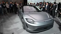 Pengunjung melihat mobil konsep listrik Sony Vision-S pada ajang Consumer Electronics Show (CES) 2020 di Las Vegas, Nevada, Rabu (8/1/2020). Ini adalah mobil sedan konsep listrik yang menampilkan 33 sensor berbeda di dalam dan di luar bodi. (Robyn Beck / AFP)