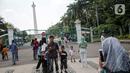 <p>Warga berfoto di halaman luar Monumen Nasional (Monas) Jakarta, Kamis (5/5/2022). Meski kawasan Monas masih ditutup sejak awal pandemi COVID-19 pada Maret 2020 lalu namun tidak menyurutkan minat warga untuk bisa berwisata yaitu dengan memanfaatkan kawasan luar monumen tersebut. (Liputan6.com/Faizal Fanani)</p>