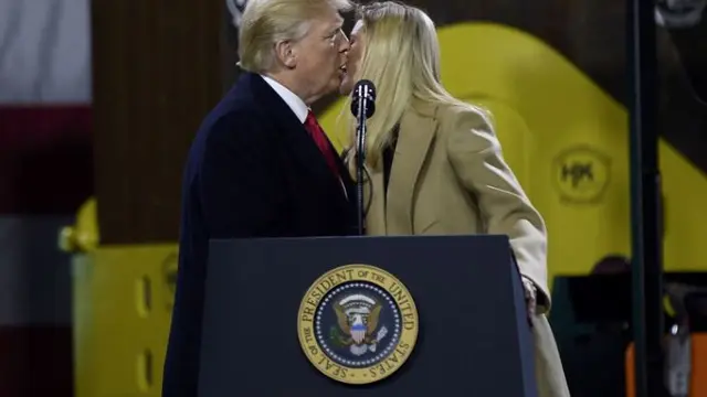 Dengan mulut terbuka Trump mencium pipi kiri Ivanka. (Foto: Twitter/@elliotwagland)