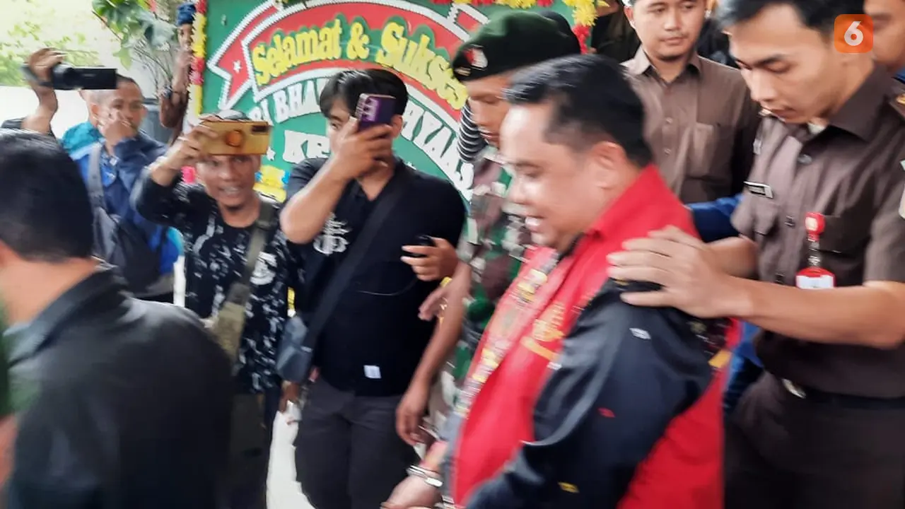 Tersangka kasus dugaan tindak pidana korupsi kegiatan pemasangan Penerangan Jalan Umum (PJU) pada Dinas Perhubungan Kabupaten Cianjur. (Liputan6.com/Fira Syahrin).