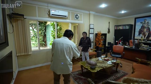  5 Potret ruang tamu Rhoma Irama yang mencerminkan kemewahan klasik seorang legenda musik