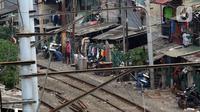 Suasana pemukiman kumuh padat penduduk di bantaran kali di Jakarta, Selasa (4/8/2020). Menurut Badan Pusat Statistik (BPS), jumlah penduduk miskin Indonesia meningkat sebanyak 1,63 juta orang dari September 2019 hingga Maret 2020. (Liputan6.com/Angga Yuniar)